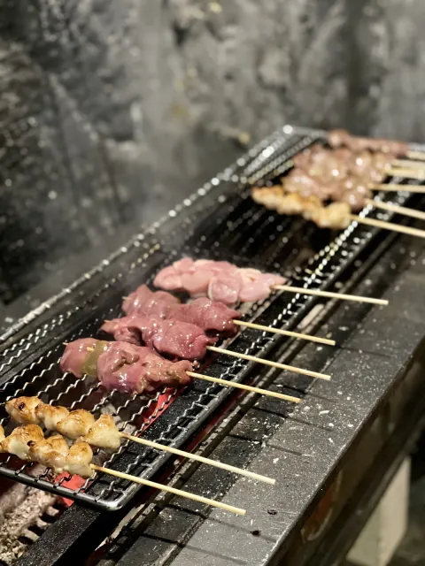 焼き台に並んだ焼き始めの串
