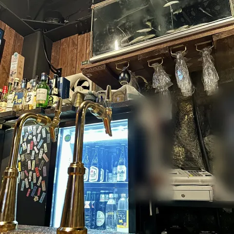 金色のビールサーバーと鮎の水槽