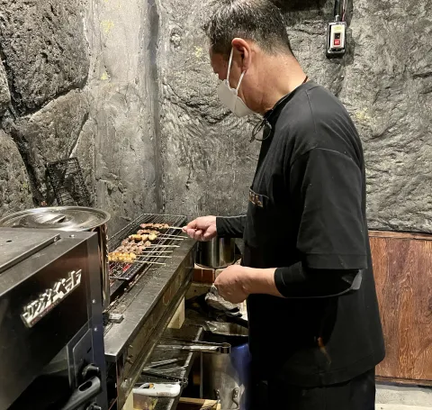 焼き台に向かう店主